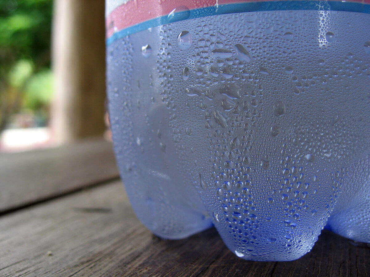 Come si forma la condensa bottiglia con gocce di acqua