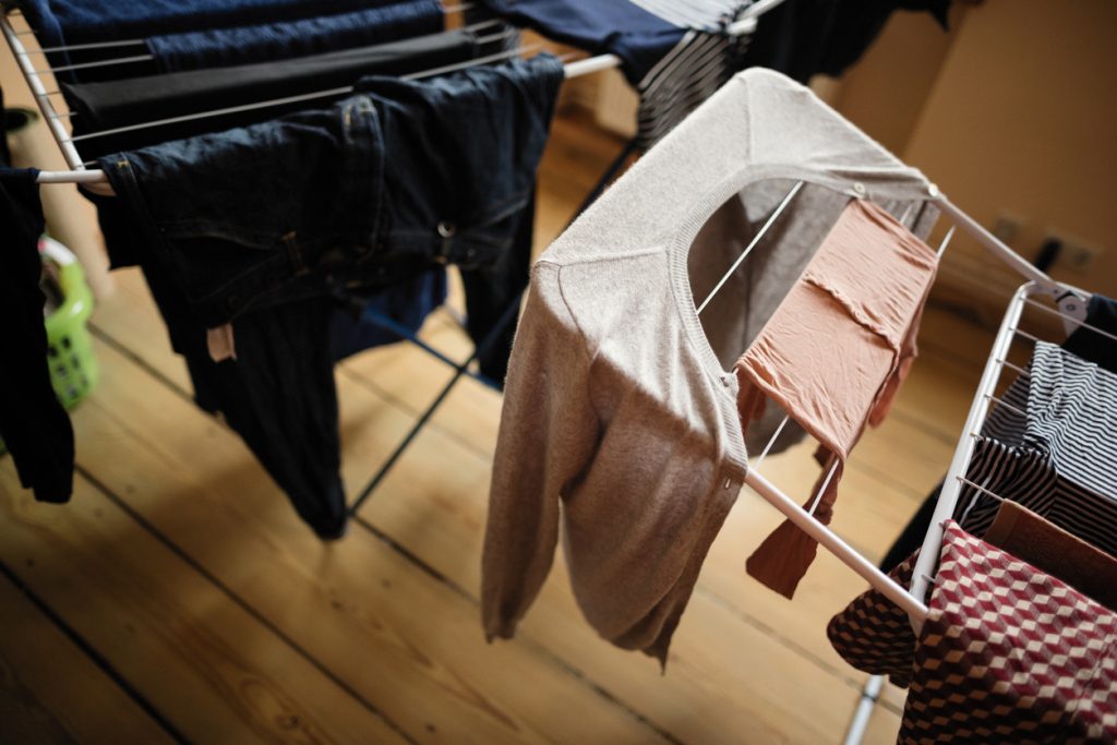 Come prevenire la muffa in casa - Non asciugare i vestiti dentro casa